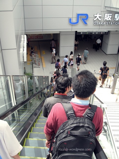 Budaya antri di Osaka - jalur lambat di sebelah kanan!